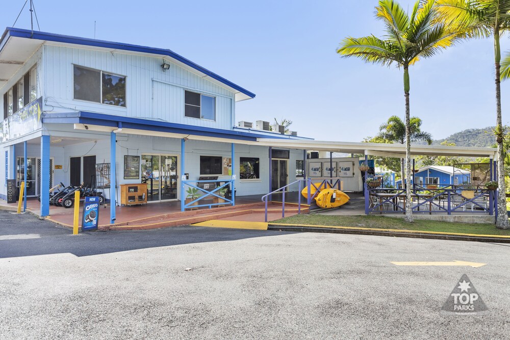 Outdoor dining, Lake Tinaroo Holiday Park