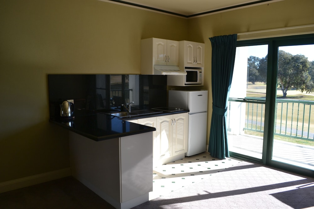 Private kitchen, Yarrawonga Mulwala Golf Club Resort