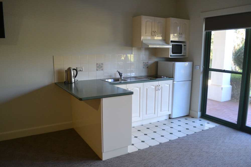 Private kitchenette, Yarrawonga Mulwala Golf Club Resort