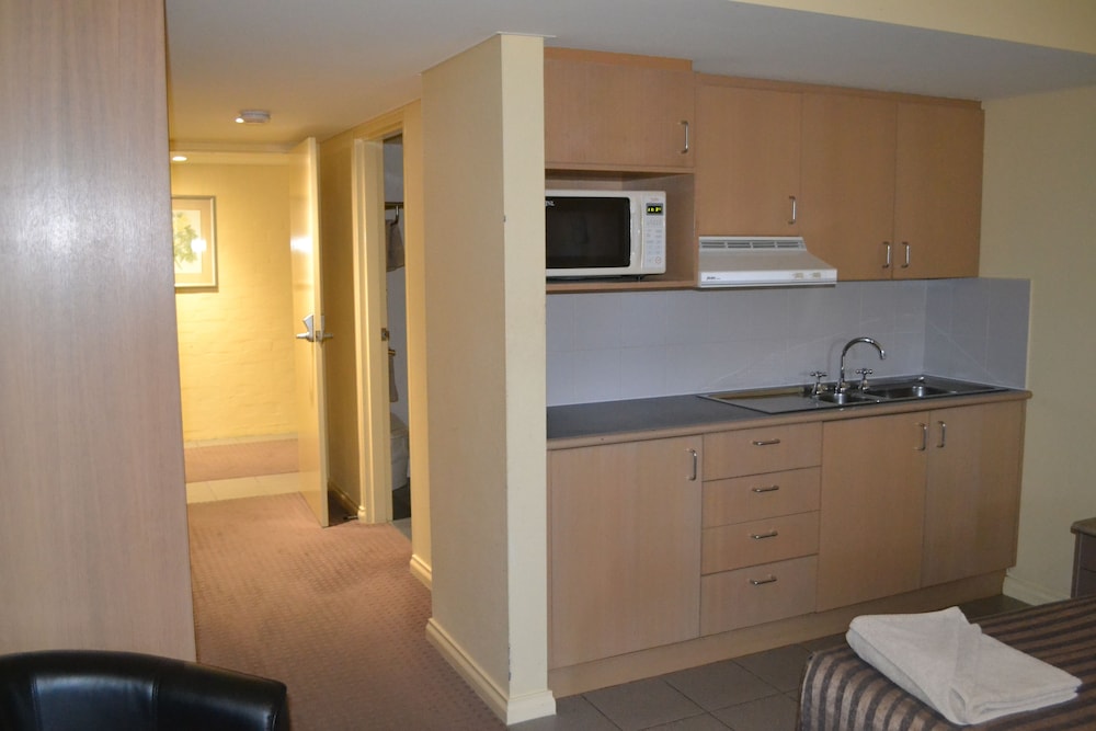 Private kitchenette, Yarrawonga Mulwala Golf Club Resort