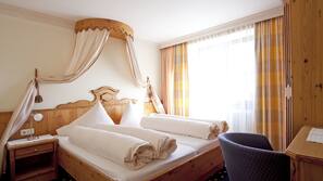 Hochwertige Bettwaren, Zimmersafe, Schreibtisch, schallisolierte Zimmer