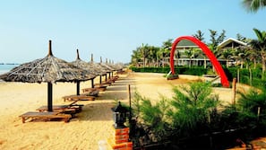 Bãi biển riêng, cát trắng, ghế dài tắm nắng, dù trên bãi biển