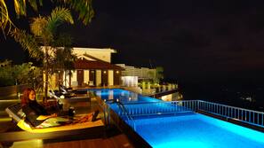 2 outdoor pools
