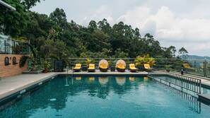 2 outdoor pools