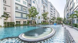 室外游泳池,日光浴躺椅