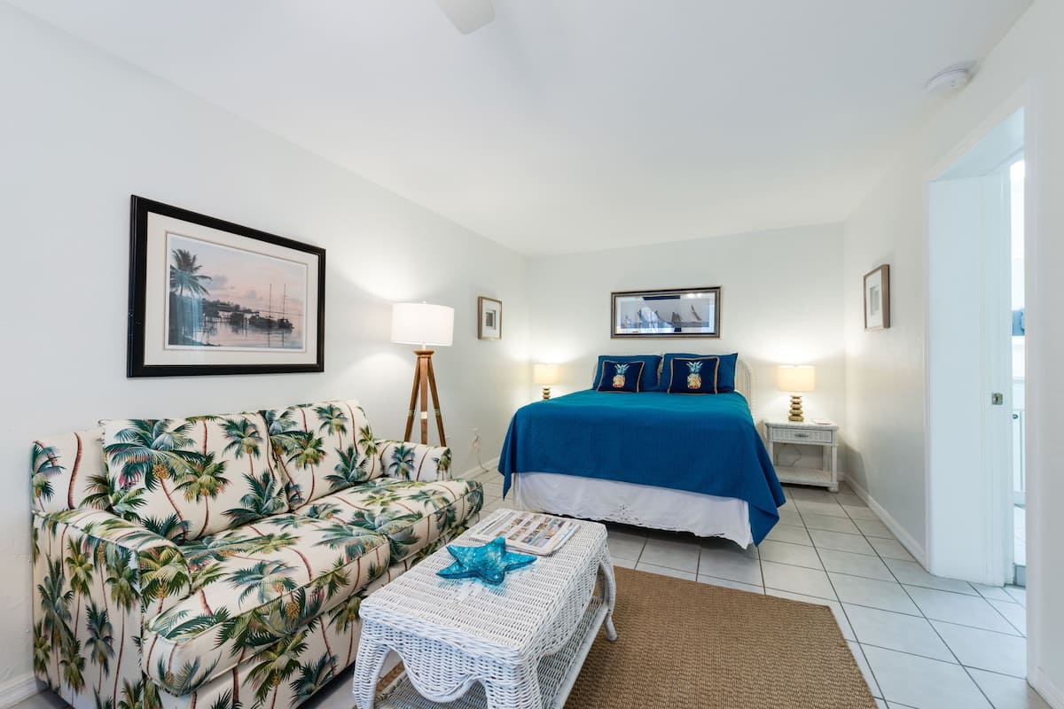 Individually decorated, iron/ironing board, free WiFi, bed sheets