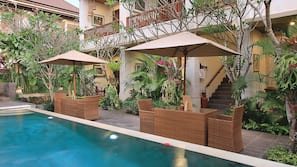 2 outdoor pools