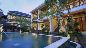 2 outdoor pools