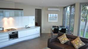 Full-sized fridge, dishwasher, coffee/tea maker