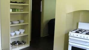 Full-sized fridge, microwave, oven, hob