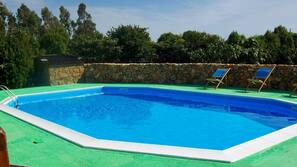 Piscina all'aperto, lettini