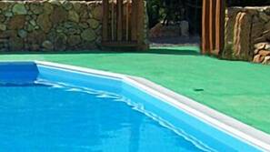 Piscina all'aperto, lettini