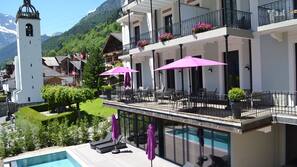 Outdoor pool, pool umbrellas, sun loungers