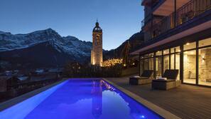 Outdoor pool, pool umbrellas, sun loungers