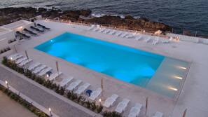 Piscine extérieure (ouverte en saison), parasols de plage