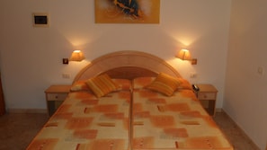 Standard Twin Room | Minibar, in-room safe, desk, free cribs/infant beds