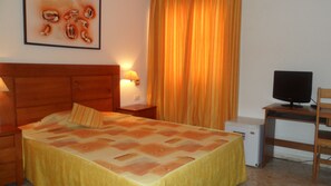 Standard Room | Minibar, in-room safe, desk, free cribs/infant beds