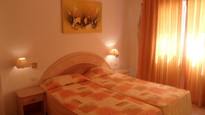 Standard Twin Room | Minibar, in-room safe, desk, free cribs/infant beds