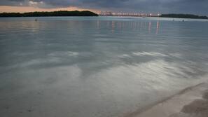 Ubicación a pie de playa, arena blanca, tumbonas y toallas de playa