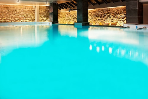 https://images.trvl-media.com/hotels/10000000/9810000/9805300/9805230/22aa66ba_y.jpg