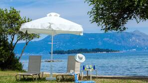 Am Strand, Liegestühle, Sonnenschirme