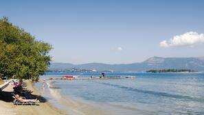 Am Strand, Liegestühle, Sonnenschirme