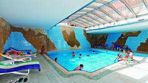 Innenpool, Außenpool, Sonnenschirme, Liegestühle