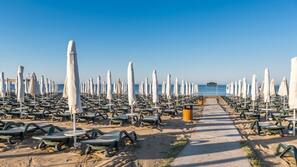 Privatstrand, Liegestühle, Sonnenschirme, Strandbar