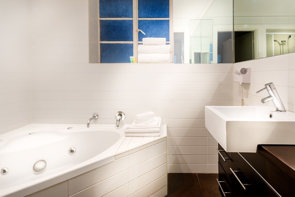 Bathroom, Crest on Barkly Serviced Apartments