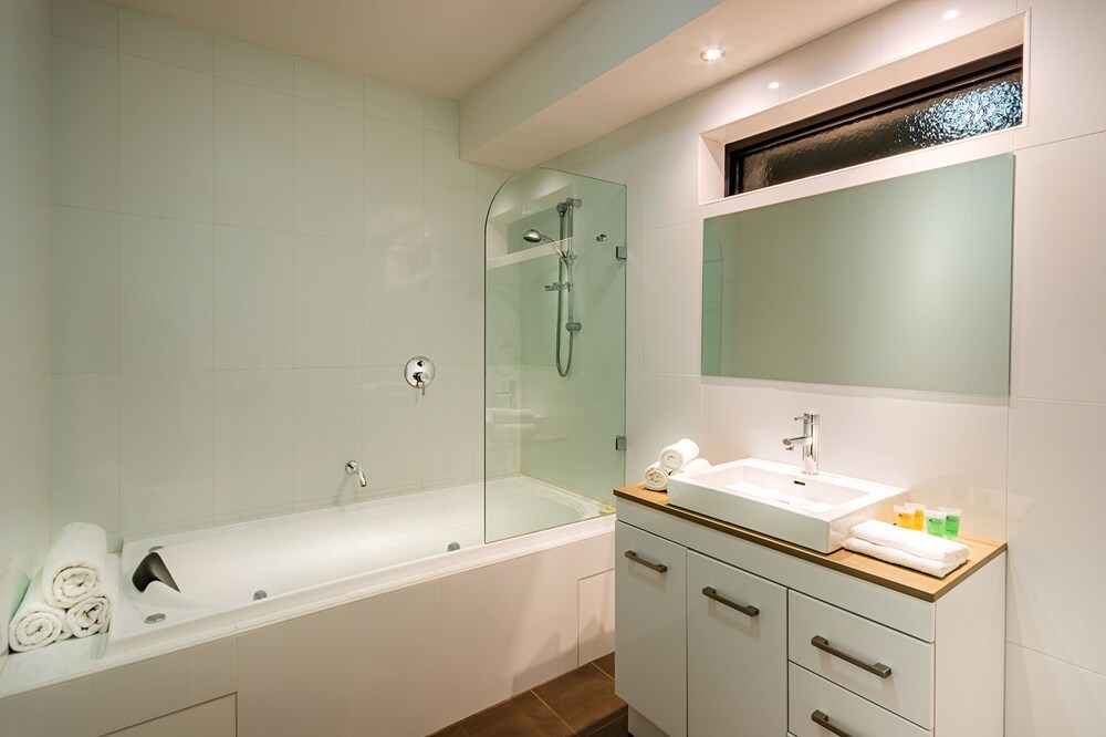 Bathroom, Crest on Barkly Serviced Apartments