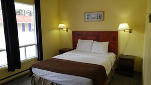Standard Room, 1 Queen Bed | Rollaway beds, free WiFi, bed sheets