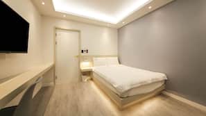 Laptop workspace, blackout drapes, iron/ironing board, free WiFi