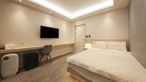 Laptop workspace, blackout drapes, iron/ironing board, free WiFi