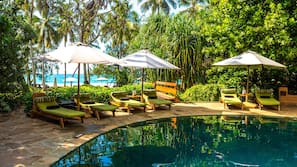 Piscine extérieure, parasols de plage, chaises longues