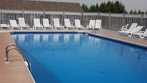 2 piscines extérieures
