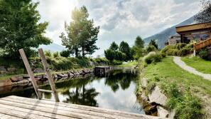 Innenpool, Außenpool, Sonnenschirme, Liegestühle