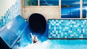 Innenpool, Außenpool, Sonnenschirme, Liegestühle