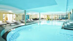 Innenpool, Außenpool, Sonnenschirme, Liegestühle