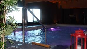 Una piscina cubierta