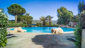 Outdoor pool, pool loungers