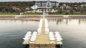 Privatstrand, Liegestühle, Sonnenschirme, Strandtücher