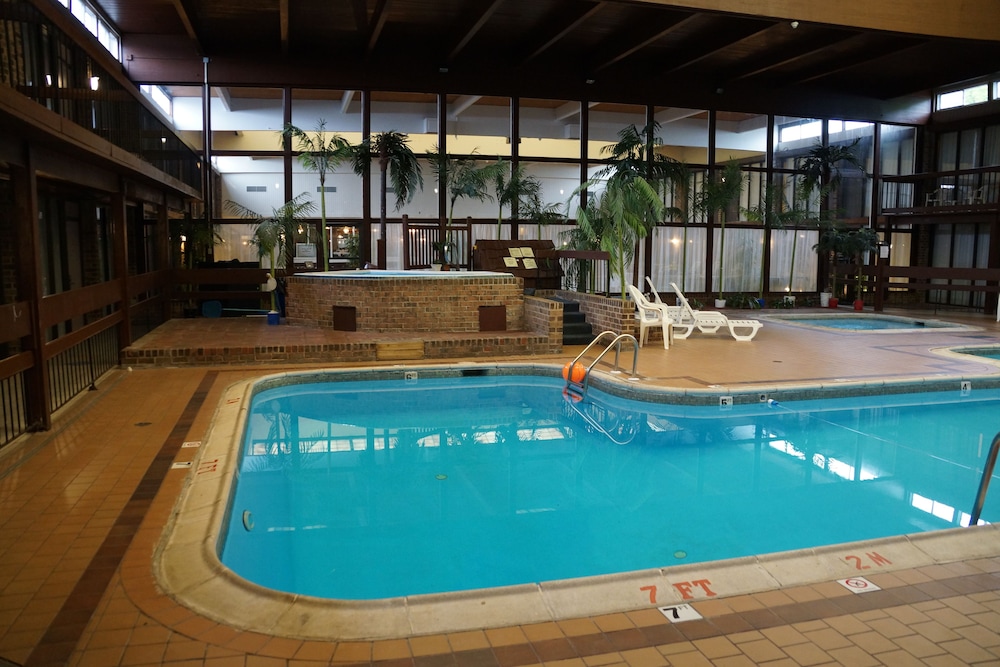 Altoona Grand Hotel & Conference Center in Altoona Best Rates & Deals