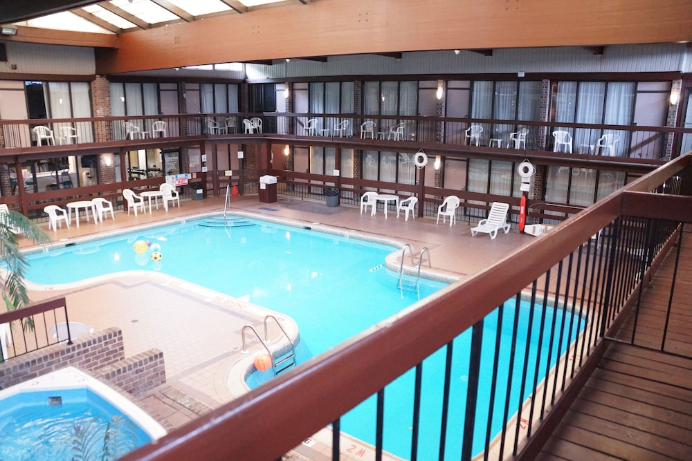 Indoor pool, Altoona Grand Hotel & Conference Center