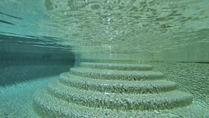 Piscina all'aperto, ombrelloni da piscina, lettini