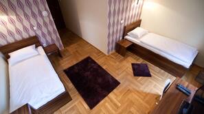 Caja fuerte, tabla de planchar con plancha, wifi gratis y ropa de cama
