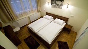 Caja fuerte, tabla de planchar con plancha, wifi gratis y ropa de cama