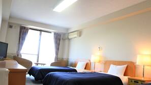 Escritorio, espacio para trabajar con un portátil, cortinas opacas