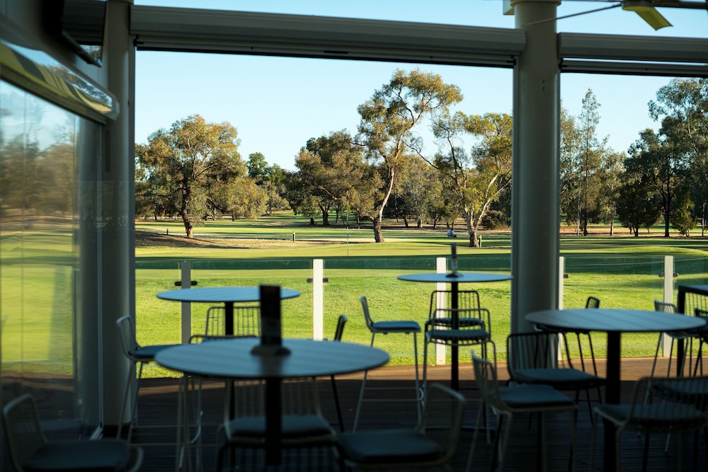 Outdoor dining, Big River Golf and Country Club