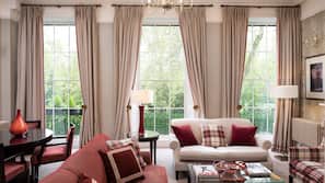 In-room safe, free WiFi, linens