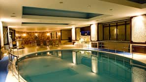 2 Innenpools, Außenpool, Sonnenschirme, Liegestühle